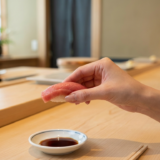 寿司のマナーで手で食べる時の基本とは？上品に見える握り寿司の食べ方を解説